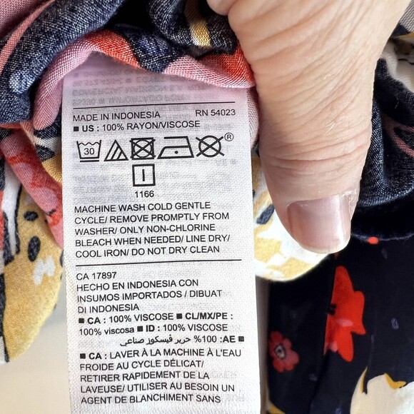 Old Navy Dark Blue Bold Floral Pleated Lace Bodice Peasant Blouse Size Medium - Picture 8 of 9